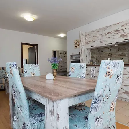 Lora Boutique Apartament *